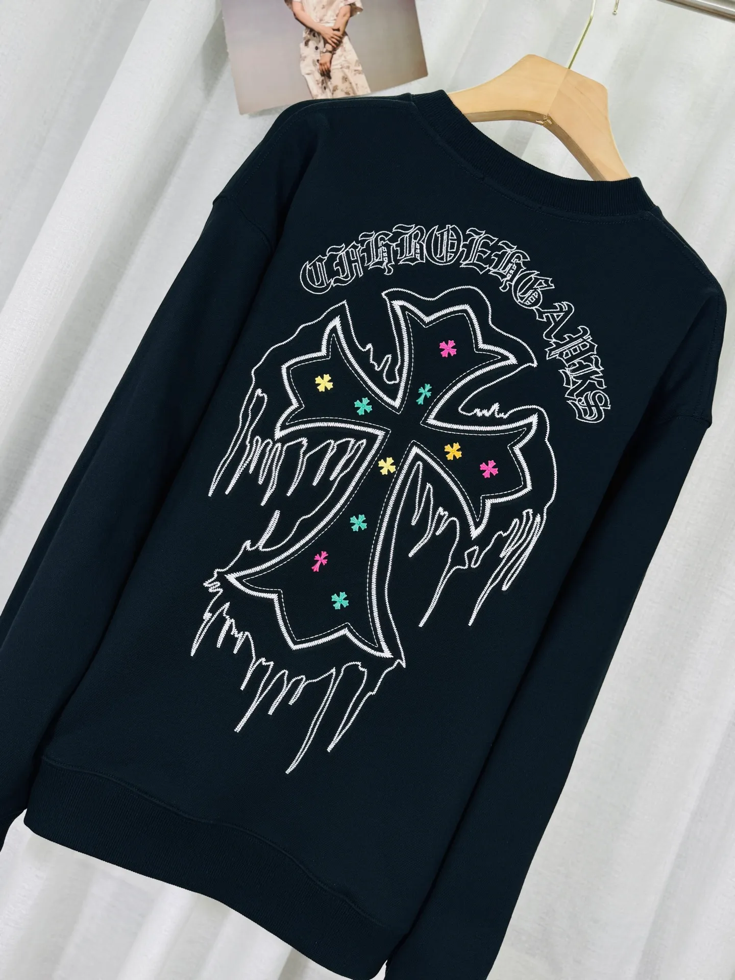 P260 top version, real shot without P, ​​different from market currency) 𝗖𝗵𝗿𝗼𝗺𝗲 𝗛𝗲𝗮𝗿𝘁𝘀/Cro Heart 2025 washed patch embroidery autumn and winter new original single counter American laser burnt 3D three-dimensional color embroidered couple casual sweatshirt 👑The highest version! Customized fabric 430g tripe terry fabric! American acid-washed and distressed original fabric laser burnt ✟appliqué embroidery and exquisite embroidery of letters! The best-selling model in the counter, very comfortable to wear. Accessories: original molded and authenticated collar label➕100% silk wash label. Genuine purchase-grade original hangtag➕matching hanging rope➕3D hanging beads➕original packaging bag. Craftsmanship: The original version has consistent wiring! The highest version of the armhole matching technique! Color: White Black Size: S M L XL Style Number: 25-355